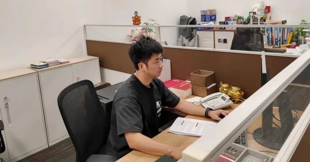 暖心服务不停歇｜光大证券各地员工加班加点 做好金融服务“躬行者”